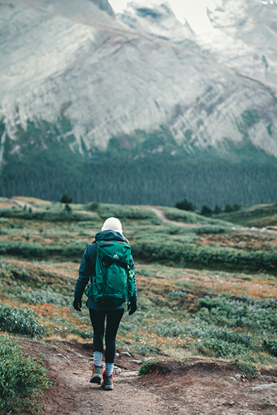 Person läuft alleine durch Landschaft via Unsplash